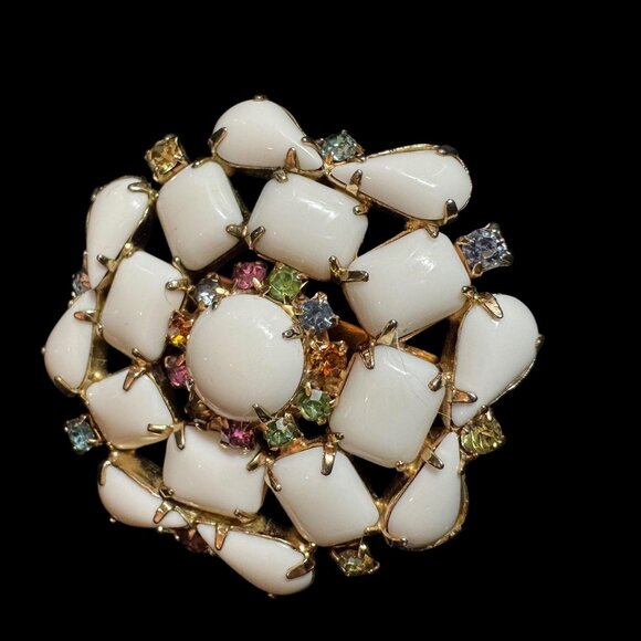 Vintage milk glass Cameo Broach with Rhinestones - Picture 5 of 10